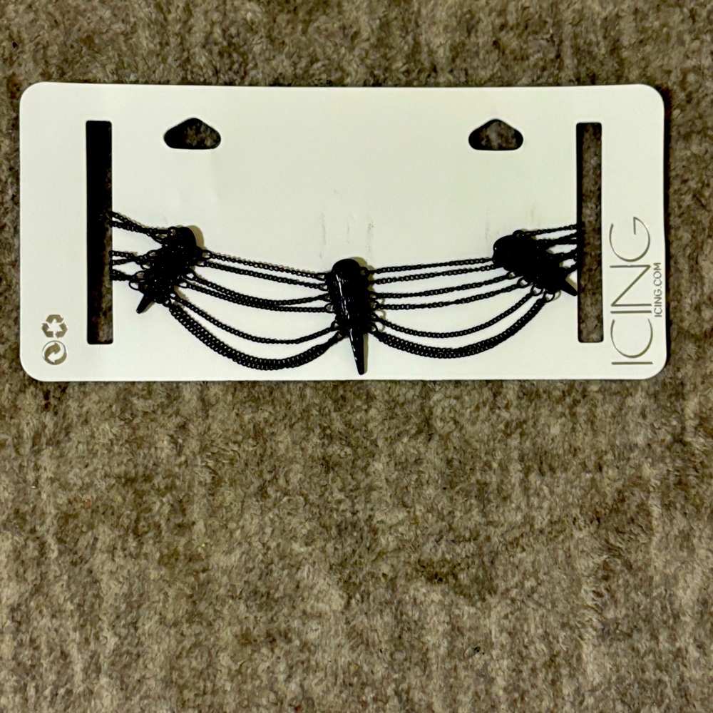 Black skull choker